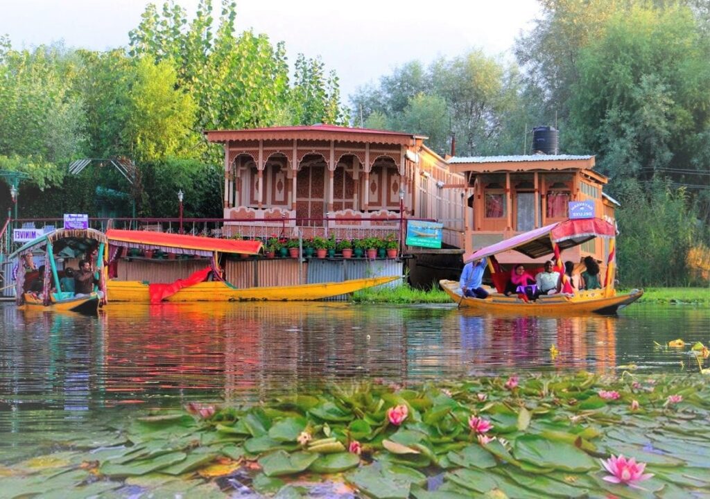 how are houseboats of kerala and kashmir different